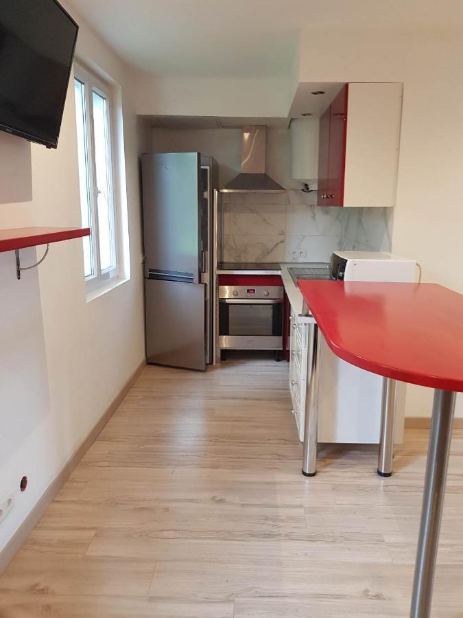 Tres Joli: Garden View With Private Parking Apartment