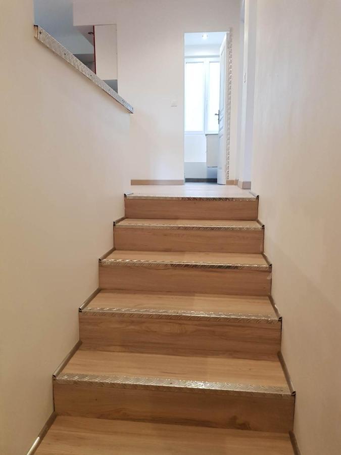 Tres Joli: Garden View With Private Parking Apartment